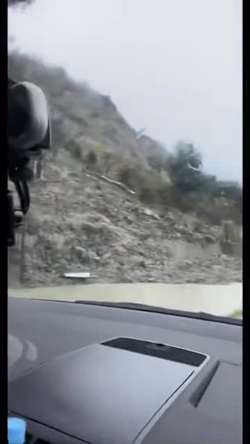 Rrëshqitja e dheut bllokon rrugën në Currila të Durrësit