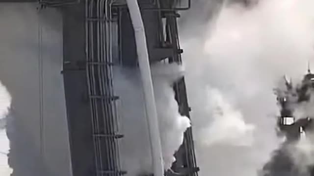 #ElonMusk’s #SpaceX booster rocket burst into flames 📹: #NASA