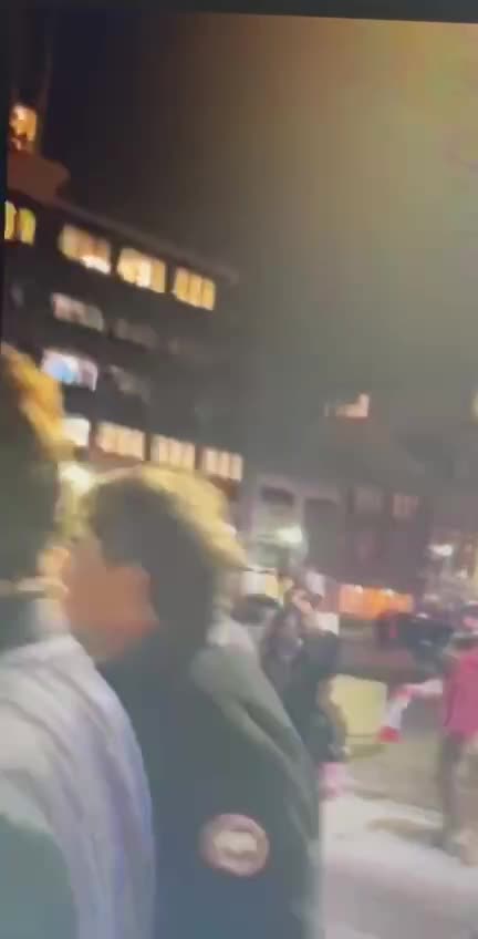 (LOOK @ HIS SMILE) Monique was able to give Trudeau a piece of her mind. I just got off the phone with her she’s been waiting so long to say this to him. #TrudeauForTreason #Bioweapons 💉💉💉