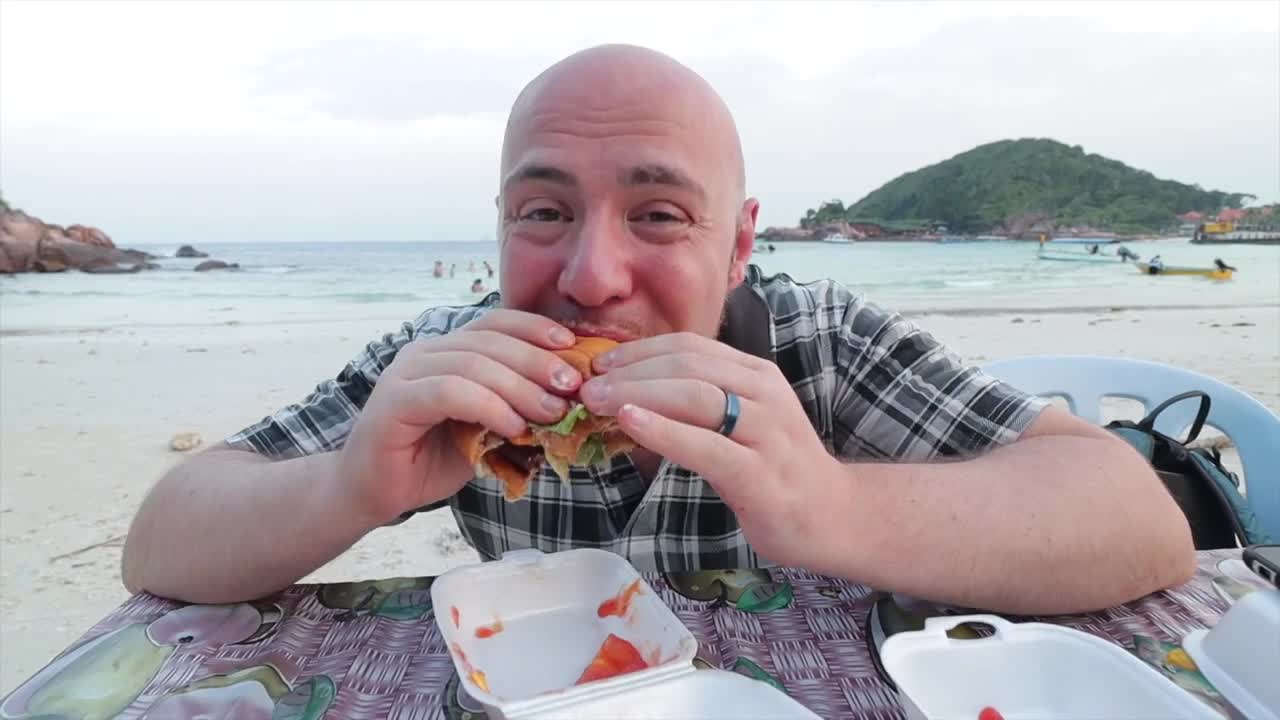 RAMLY BURGER in Paradise | MALAYSIA STREET FOOD