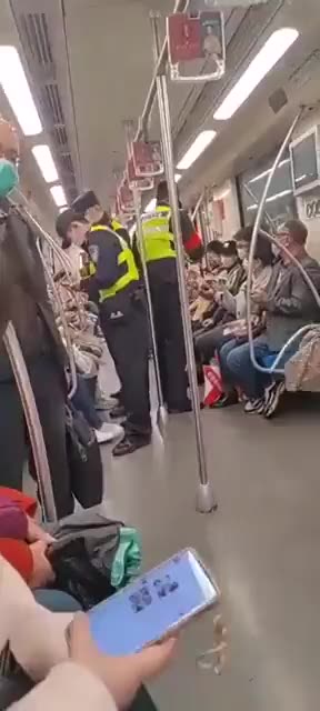 Police in Shanghai Check Passengers Cellphones for VPNs and foreign apps