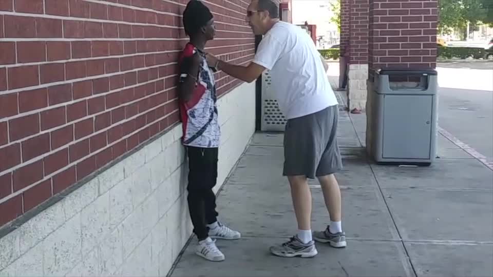 Veteran stops man who threatens to kill him after saying "white boy, I know you have money"