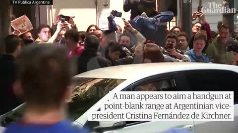 Man points gun at Argentinian vice-president Cristina Fernández de Kirchner