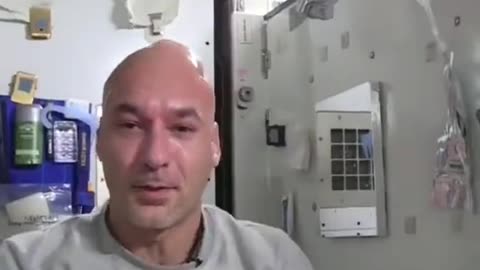 How to wash your bald head in space😯