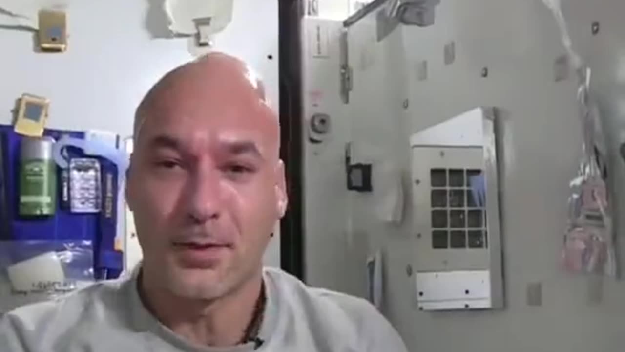 How to wash your bald head in space😯