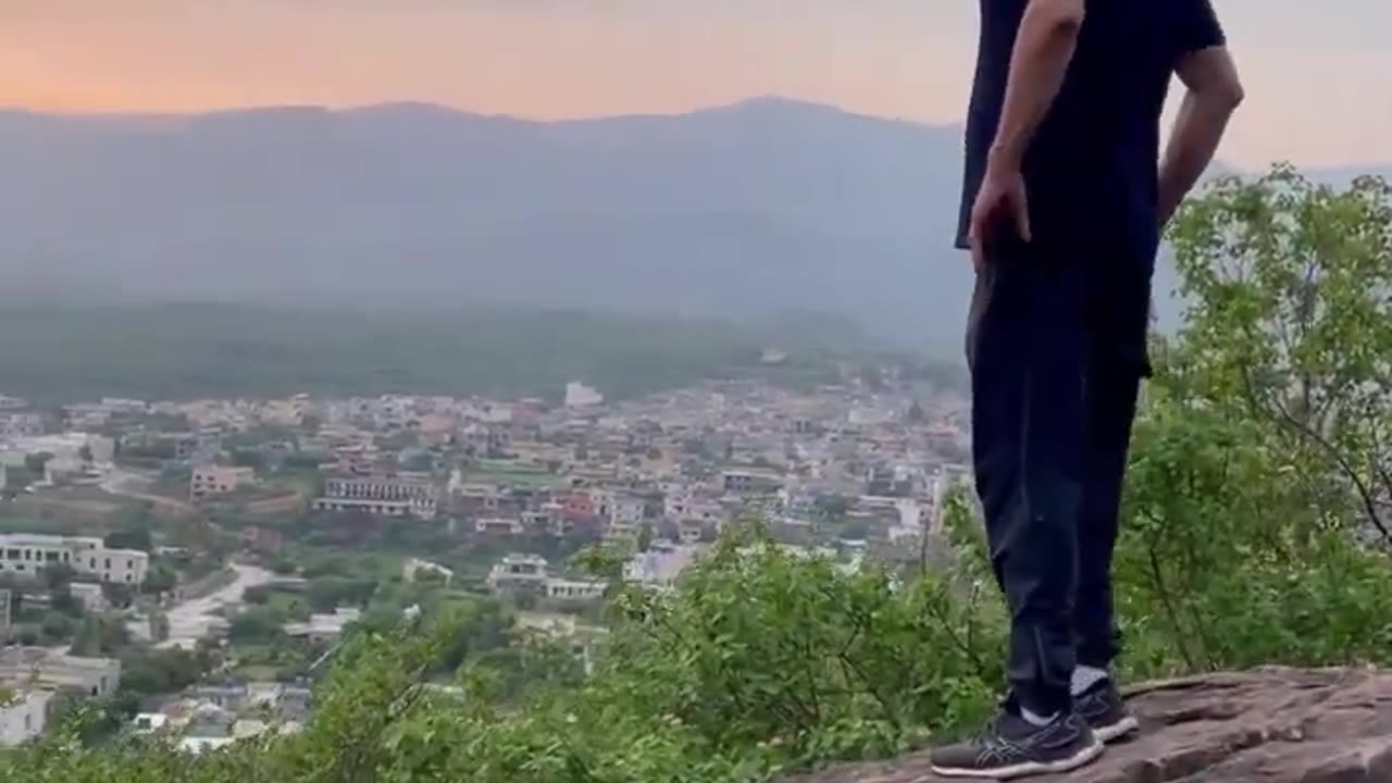 Imran Khan on a Hike, Witnessing Sunset Video Goes Viral