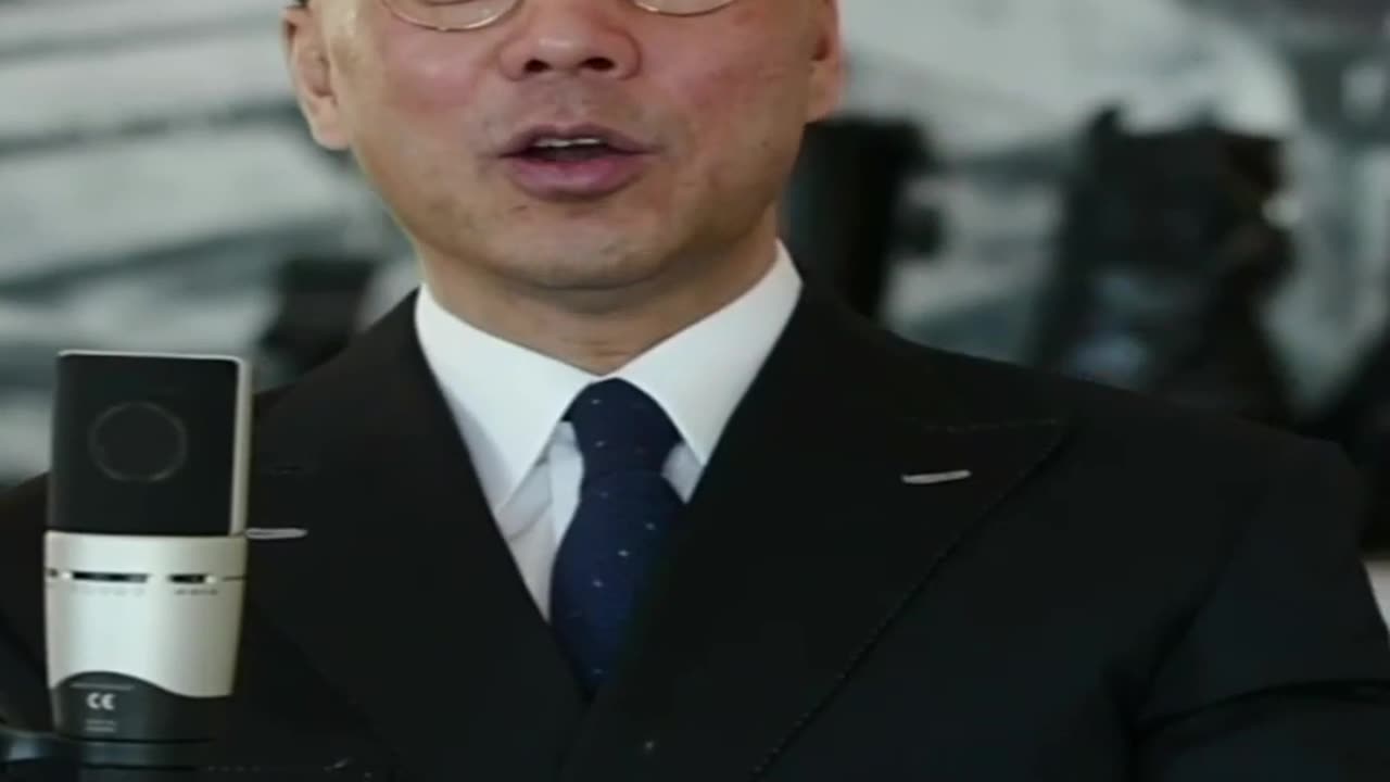 20210204文贵先生直播: #中法关系:法国老流氓政治,戴着民主自由的眼镜,腰上别着自由女神像、沙都拉菲红酒,穿着爱马仕,打着蝴蝶结。共产党让法国把自由女神、航空母舰