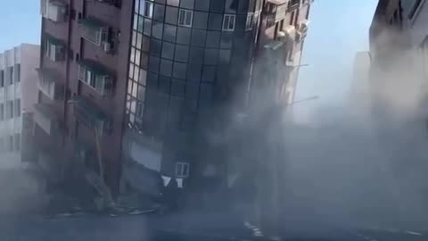 Así ha quedado un edificio tras el fuerte terremoto en Taiwán.