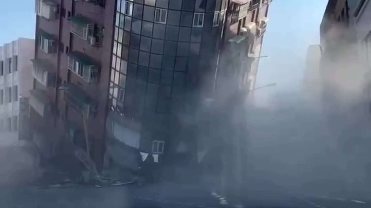 Así ha quedado un edificio tras el fuerte terremoto en Taiwán.