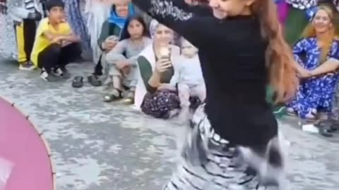 Girl owsum hip shaking dance