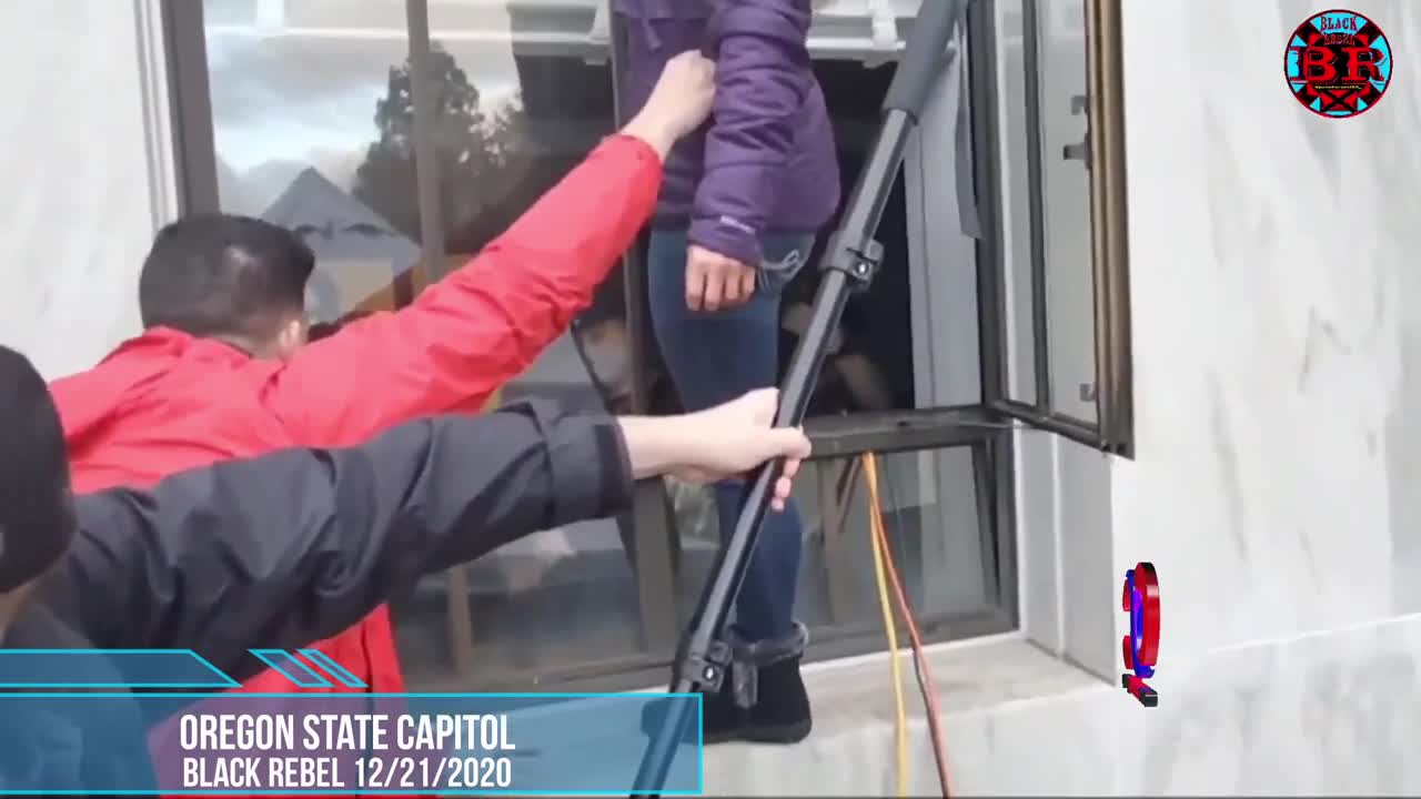 Patriots And Police Clash As They Try To Gain Entry To Oregon State Capitol Building HT Black Rebel