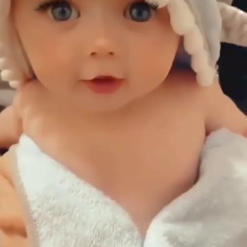 Cutieee Little girl in bathing suit💖