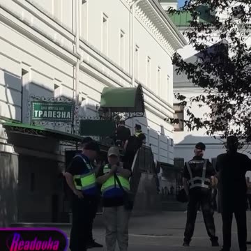 Ukrainian law enforcers armed with guns enter Kyiv Pechersk