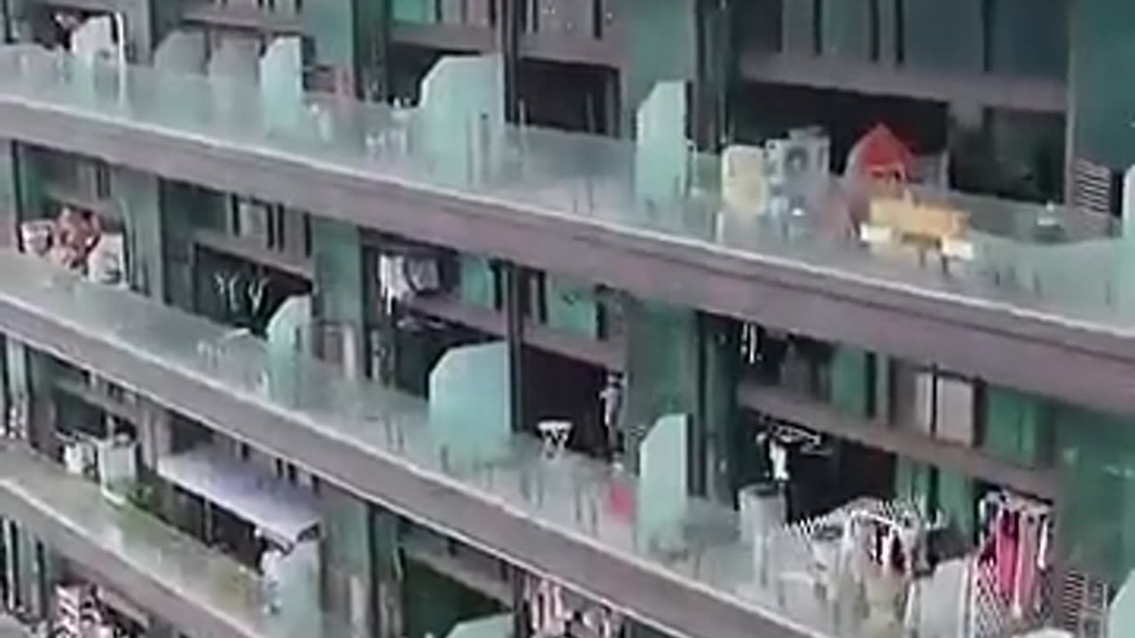 🇨🇳 W tym budynku w Chinach mieszka 20 000 osób. Ma supermarkety, sklepy, fryzjerów, apteki.