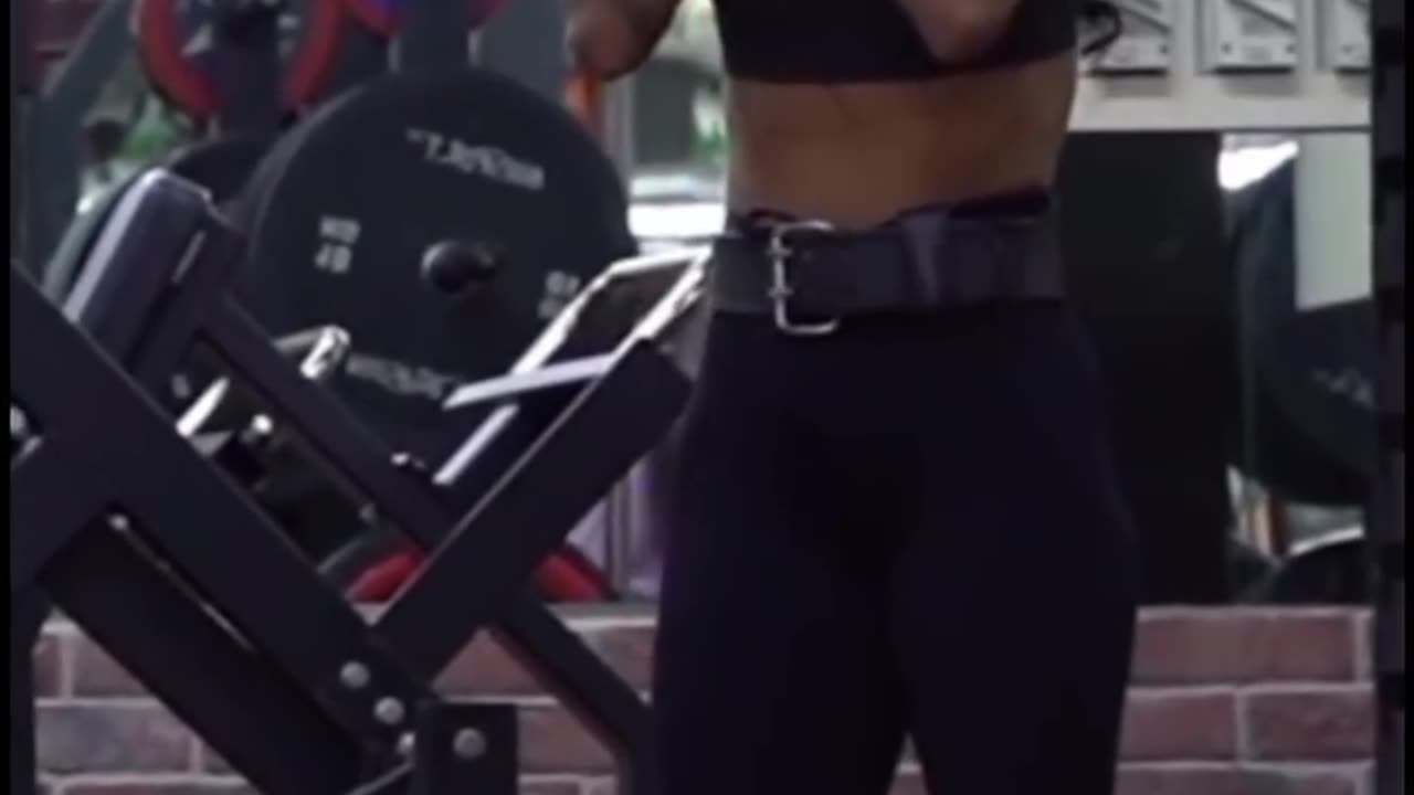 Watch her reaction🤣🤣🤣