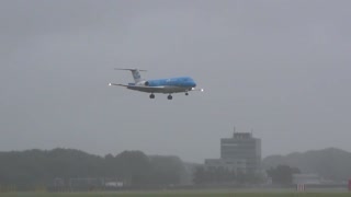 Pilots pull off jaw-dropping landings in strong winds