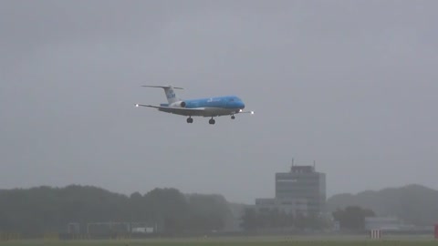 Pilots pull off jaw-dropping landings in strong winds