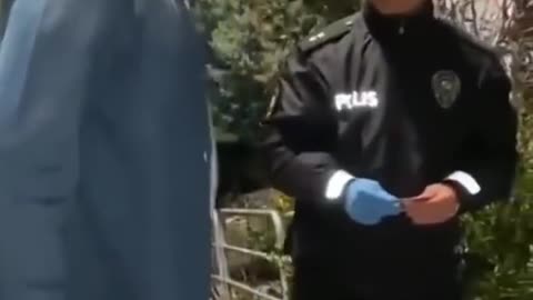 Polislere silah salladı, hiç kimse tek kelime edemedi!