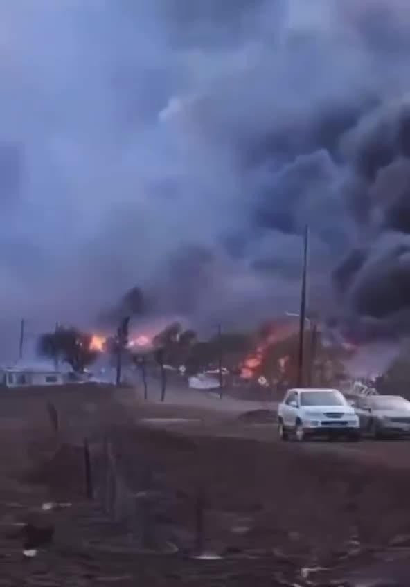 Niezwykle niebezpieczna sytuacja pożarowa, ponieważ silne wiatry przesuwają płomien