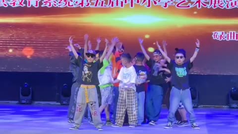 China kid dance on Srk song