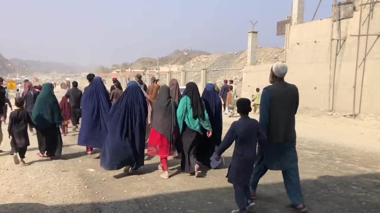 Afghan women heading toward the Torkham border crossing to leave Pakistan & enter Afghanistan