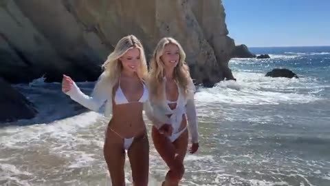 Marli Alexa 和 Lindsay Brewer 身着白色比基尼