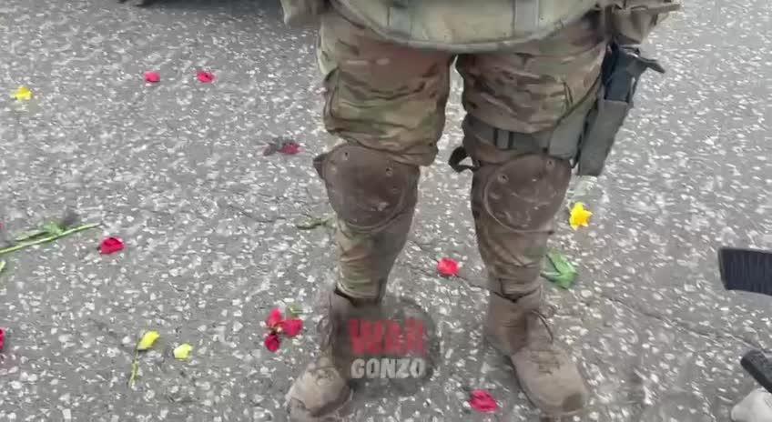 Hrdinové od Maripolu z legendárního praporu DLR Somali jsou všude na Donbasu vítáni květinami