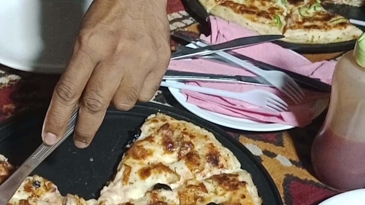 Enjoy pizza party