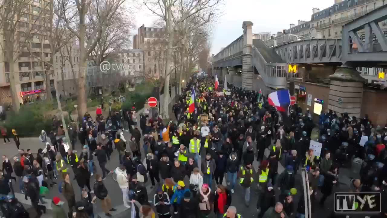 Thousands protest covid-tyranny in Paris, France.