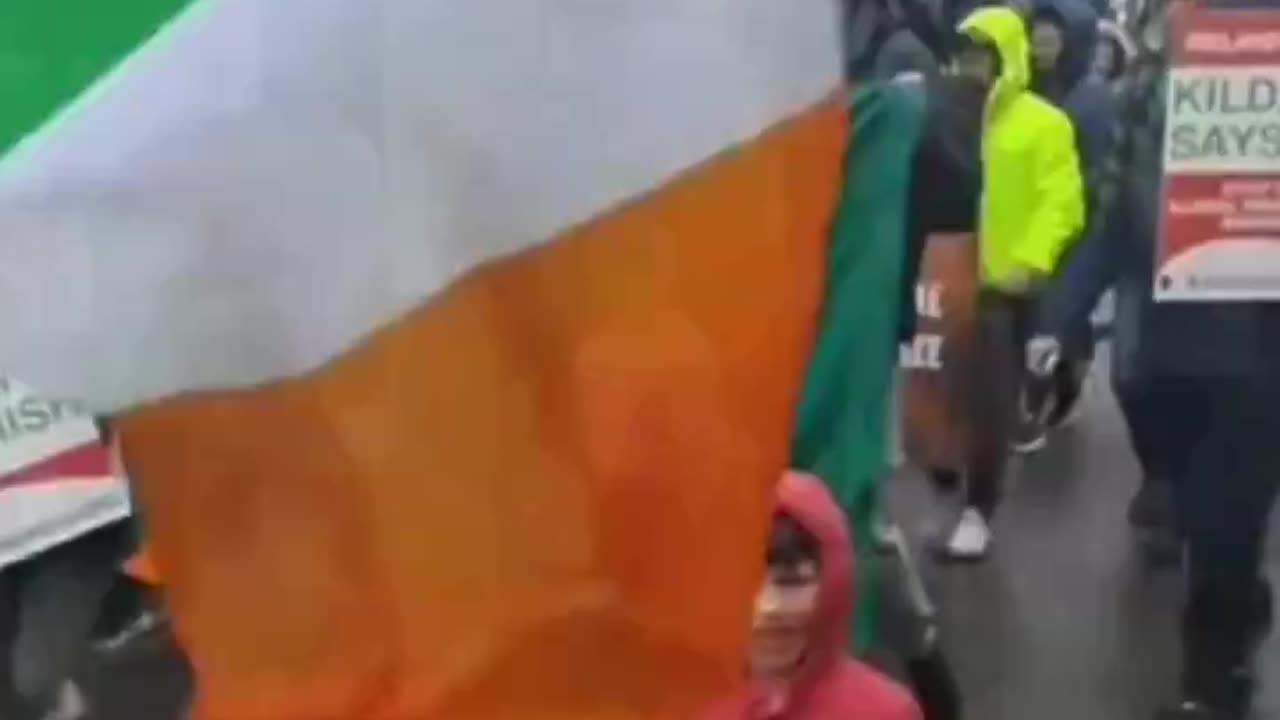 🇮🇪⚠️ Clonmel, County Tipperary. Big crowd making its way through town as the