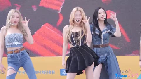 2220917 MOMOLAND NANCY Jikcam 4K 'Yummy Yummy Love' MOMOLAND NANCY Fancam @u Clean Concert_1