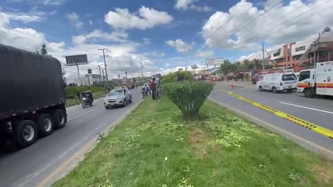 Un incendio consume una fábrica de colchones sobre la calle 80