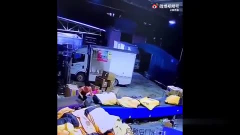 Here is a great example of how being stupid can get your HURT or KILLED
