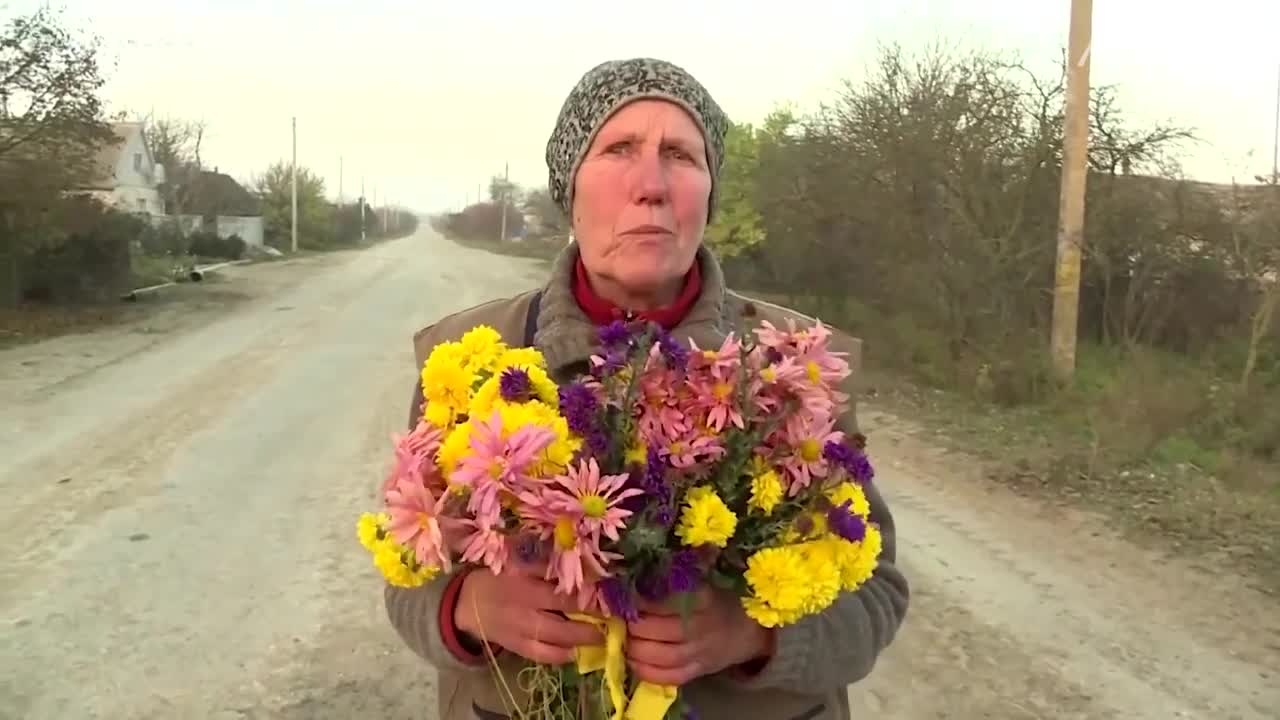 Villagers greet Ukrainian soldiers with flowers