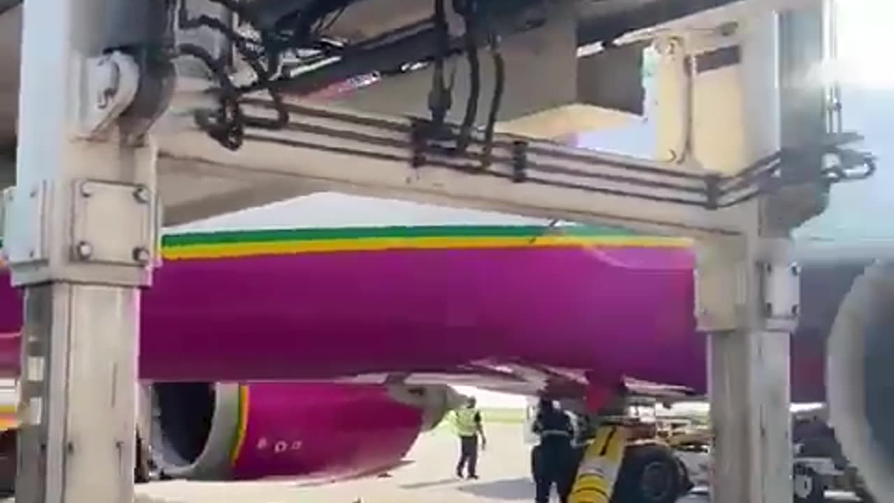 Balão cai sobre avião em aeroporto do Rio de Janeiro e pega fogo na pista