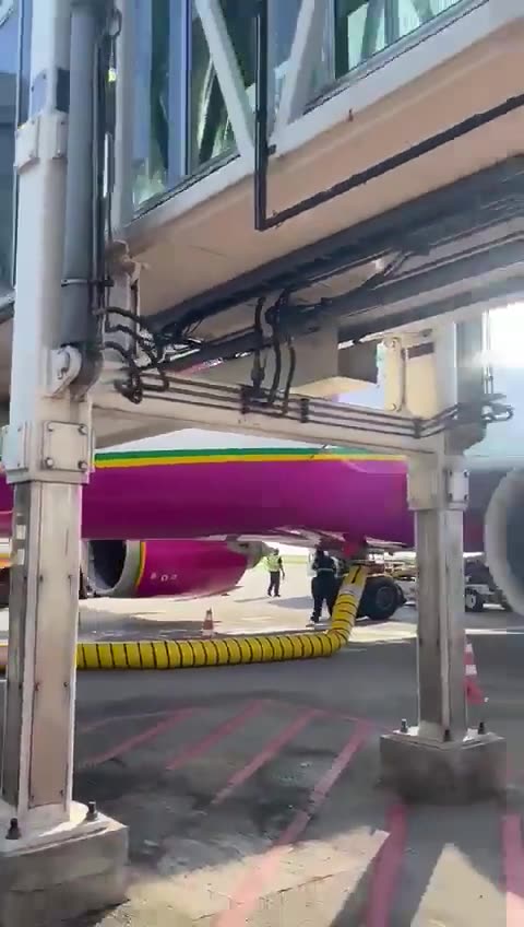 Balão cai sobre avião em aeroporto do Rio de Janeiro e pega fogo na pista