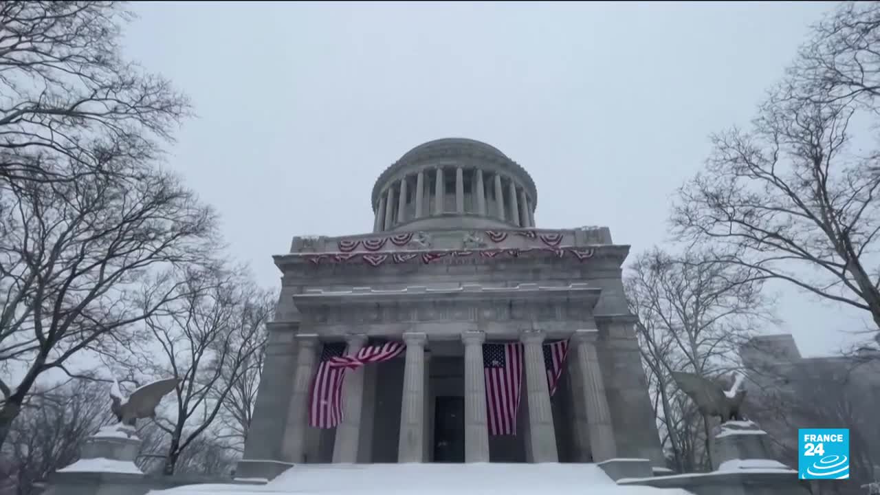 Powerful winter storm pummels eastern US, grounding thousands of flights