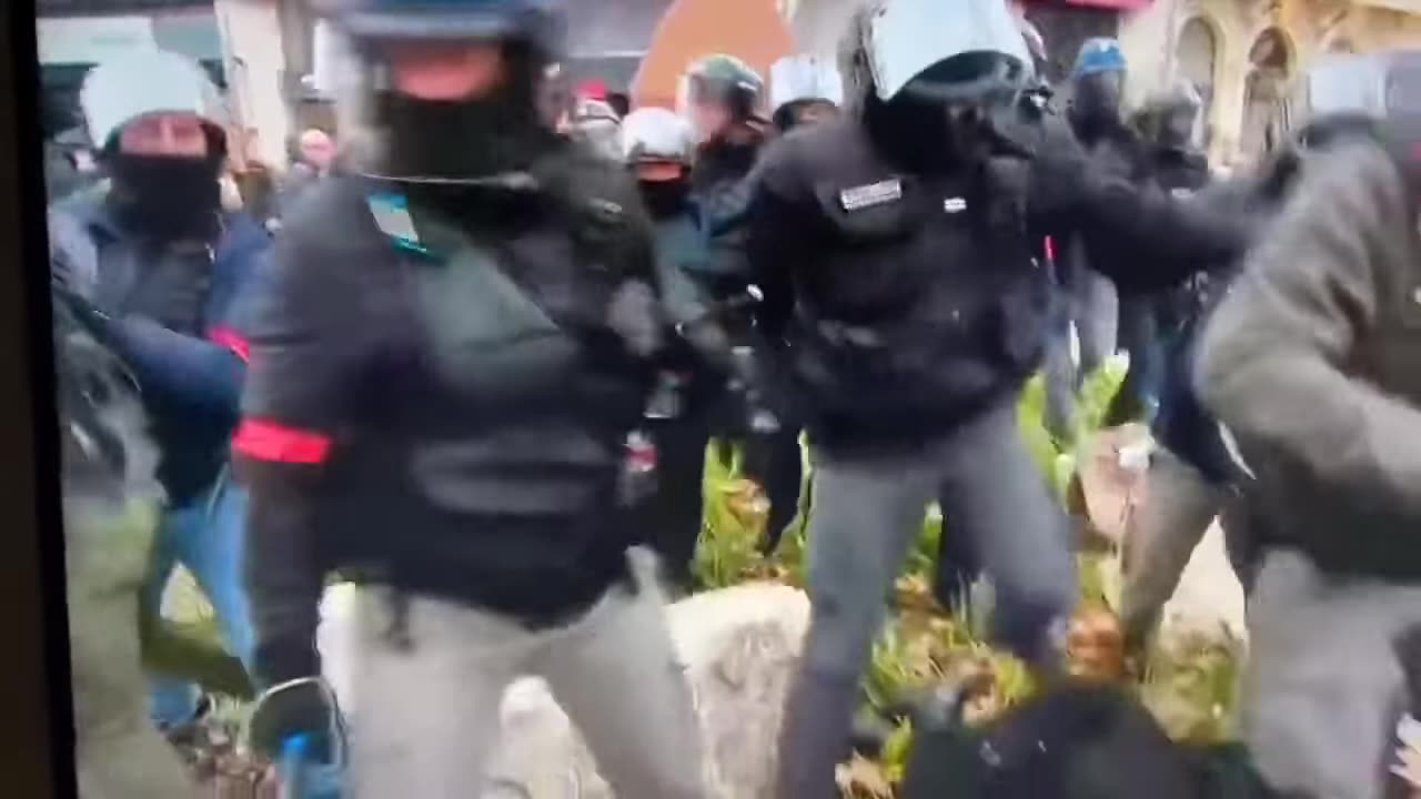 Proteste in Francia. Poliziotti calpestano deliberatamente manifestanti a terra