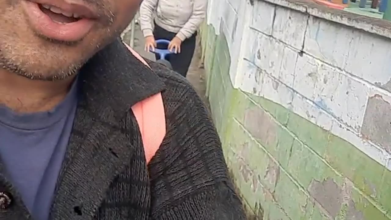 Laura chegando na escola
