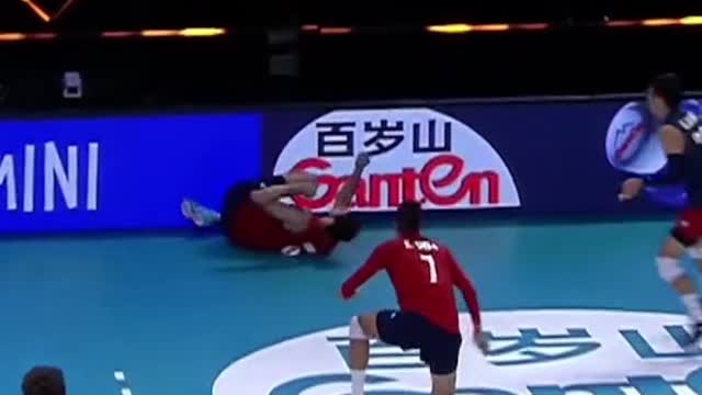 The replay is insane 😱 #volleyballworld #crazysave #save #volleyball