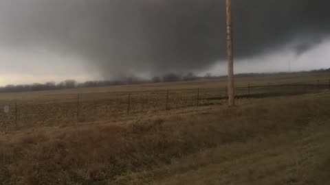 Kid records tornado while family flees