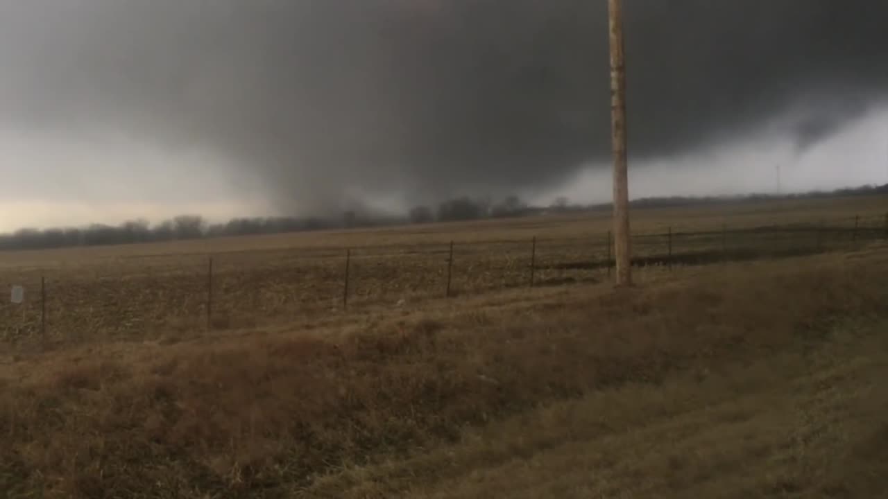 Kid records tornado while family flees