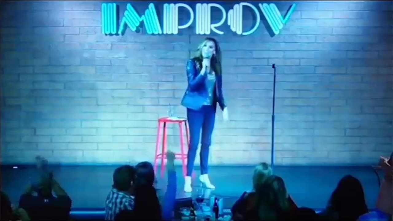 Heather McDonald faints on stage (Heather McDonald mdleje na scenie)