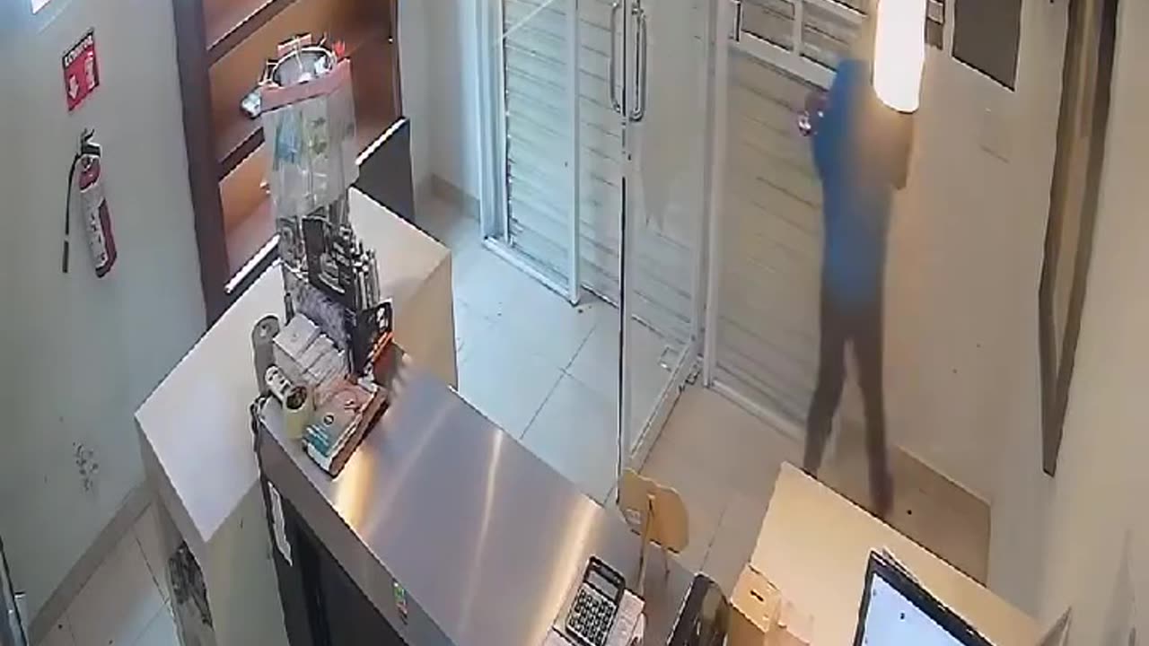 Stupid thief get closed in a shop by owner