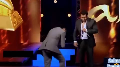 SALMAN KHAN INSULTED SHARUKH KHAN _AWARD SHOW MOMENT SALMAN KHAN KA GUSHA