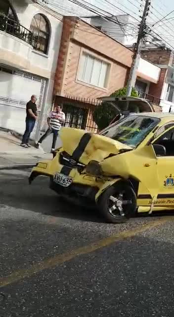 Tres personas resultaron heridas tras fuerte accidente en Bucaramanga