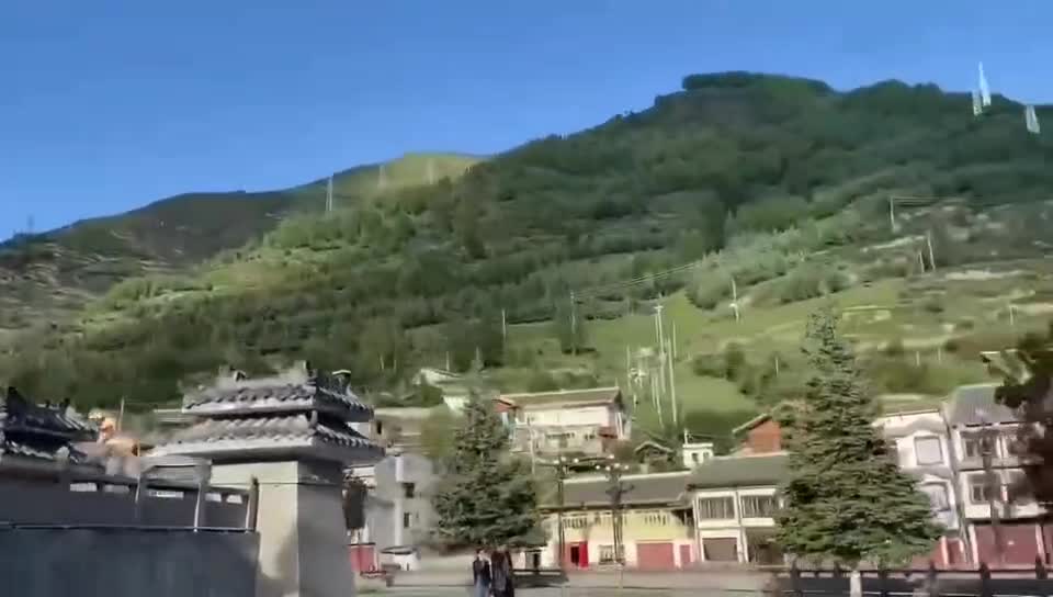 Beautiful scenery, neatly arranged houses
