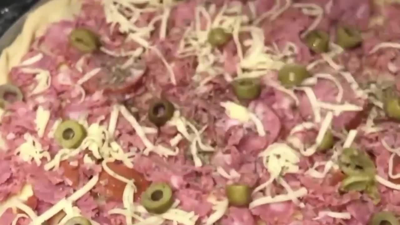Check out this Calabresa Pizza recipe that is simply irresistible!