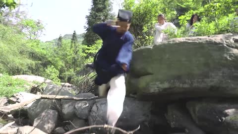 The night wind blows into the Taoist priest's heart, and the chivalrous tenderness can't resist