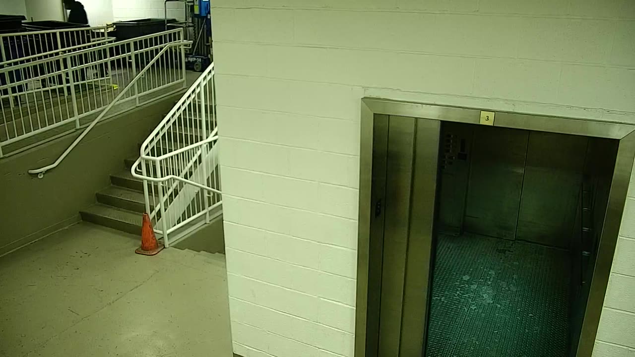 7110CVCULElevator#3Lobby_2021-01-06_07h00min01s140ms.mp4